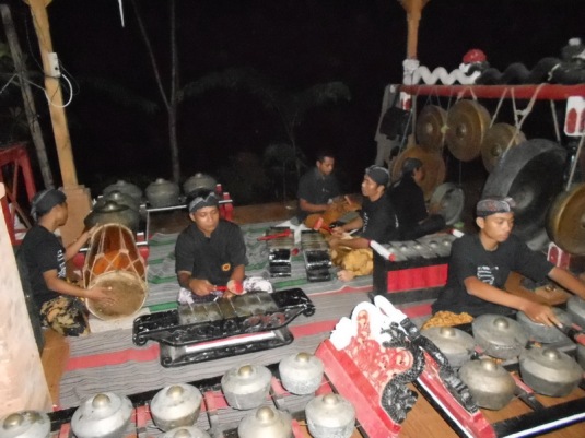 Gamelan Jawa oleh Pemuda Bongso Kulon menyambut kedatangan tirta