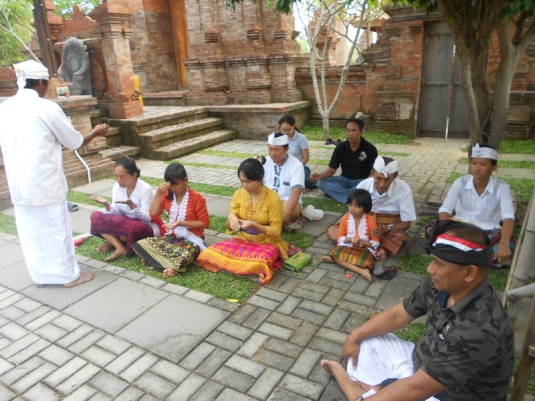 Semeton Desa Sawan bersembahyang di Mnadala Utama